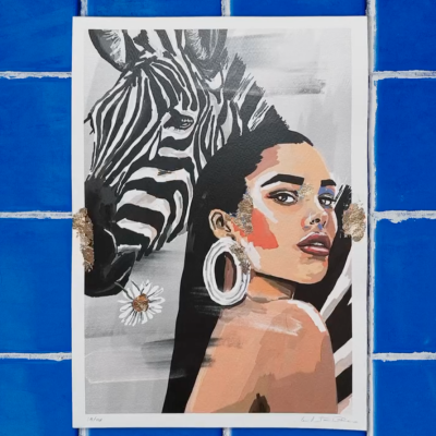 Pintura artística de mulher e zebra sobre azulejos azuis