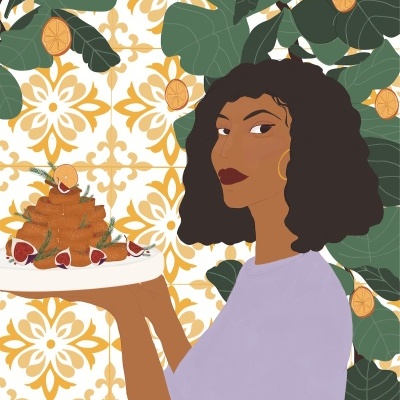 Mulher a segurar bolo decorado em fundo com azulejos e folhas