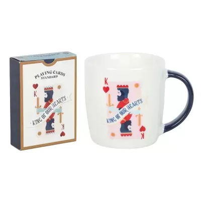 Caneca com design de carta de baralho Rei de Copas e caixa de baralho ao lado.