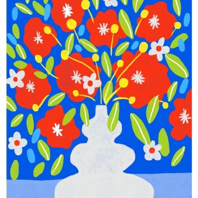 Vaso branco ondulado com flores vermelhas e brancas em fundo azul