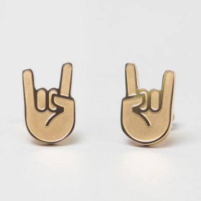 Brincos dourados em forma de mão com dedos mindinho e indicador levantados