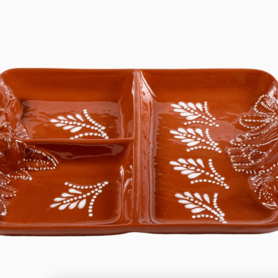 Tabuleiro de cerâmica castanho com divisórias e pássaros em relevo