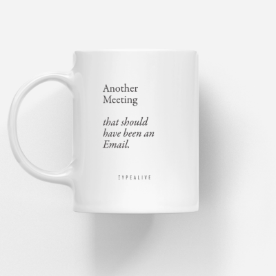 Caneca branca com texto impresso