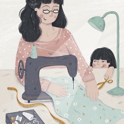 Pessoa a costurar tecido azul com flores brancas numa máquina preta, com criança ao lado