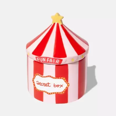 Caixa decorativa vermelha e branca em forma de tenda com estrela amarela e texto FUN FAIR e secret box