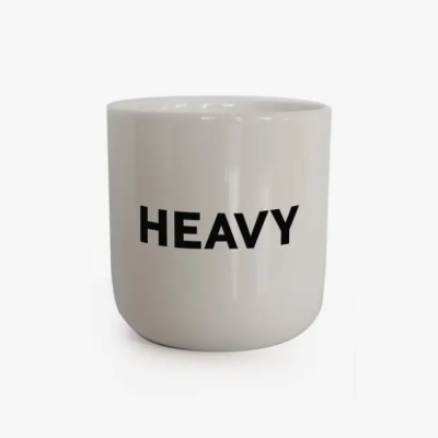 Copo cerâmico branco com palavra HEAVY em preto