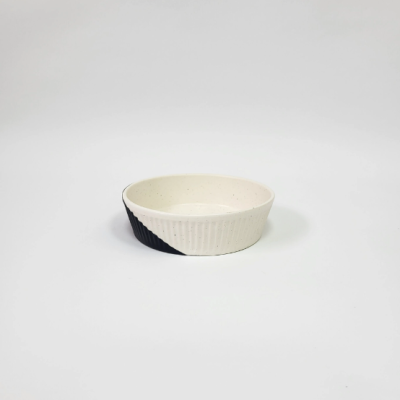 recipiente de cerâmica branco e preto com textura riscada