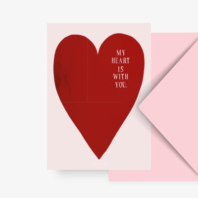 Cartão com coração vermelho e envelope rosa