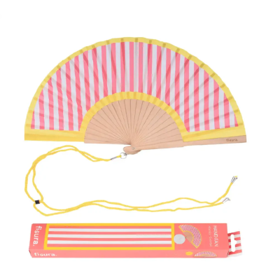 Leque de tecido listrado rosa e branco com bordas amarelas e varas de madeira