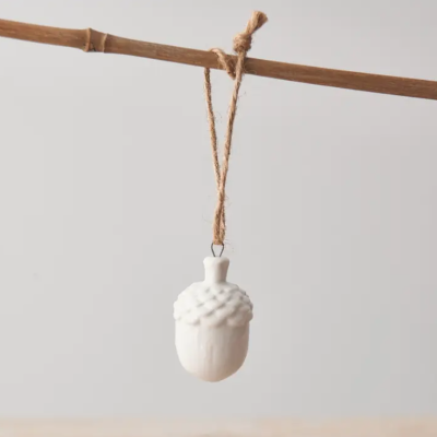 Enfeite pendente branco em forma de bolota suspenso por cordão castanho
