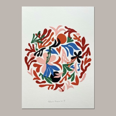 Pintura abstrata colorida com formas orgânicas em papel branco