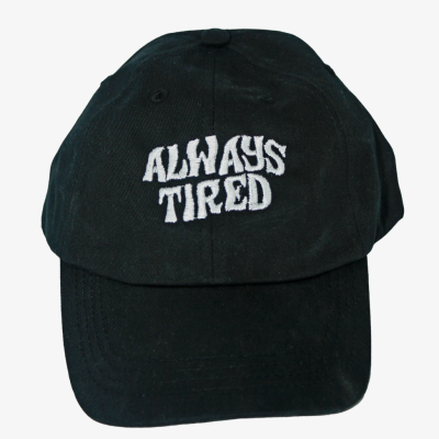Boné preto com texto branco ALWAYS TIRED bordado