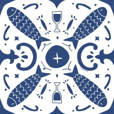 Padrão decorativo azul e branco com peixes e copos de vidro