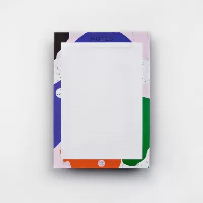 Bloco de notas com capa colorida geométrica e palavra NOTES no topo