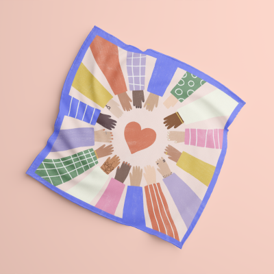 Lenço quadrado colorido com mãos e coração no centro sobre fundo rosa