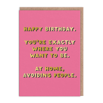 Cartão de aniversário cor-de-rosa com texto em amarelo e envelope castanho