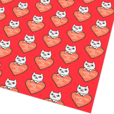 Papel de embrulho vermelho com padrão de gatos brancos e corações cor de laranja com texto