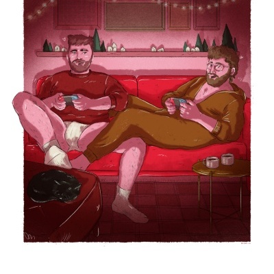 Dois homens sentados num sofá vermelho a jogar videojogos num ambiente acolhedor com decoração de luzes e pequenas casas.