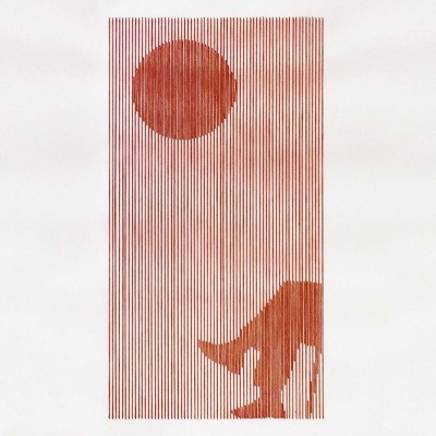 Arte gráfica em vermelho com linhas verticais, círculo e silhueta sentada