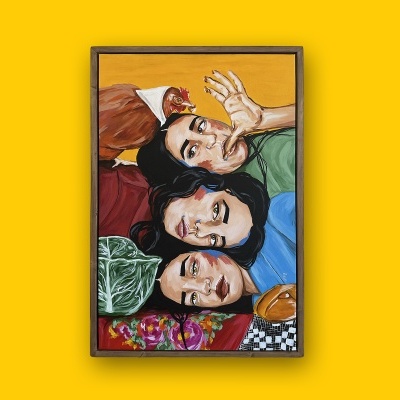 Pintura com três rostos femininos, galinha com lenço, folhas verdes, flores e padrão xadrez em fundo laranja numa moldura de madeira sobre fundo amarelo.