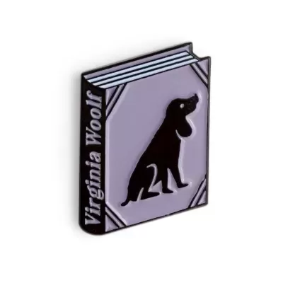 Pin de livro lilás com cão preto e texto Virginia Woolf