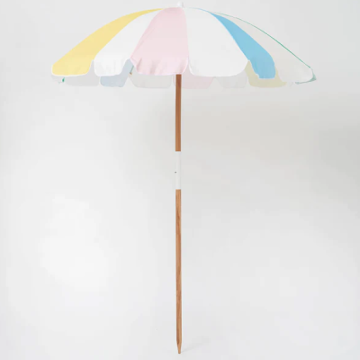 Guarda-sol de praia em madeira e tecido colorido pastel