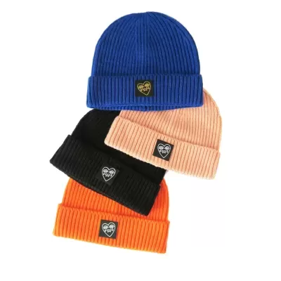 Conjunto de quatro gorros de malha canelada em azul, pêssego, preto e laranja com etiqueta ROXY