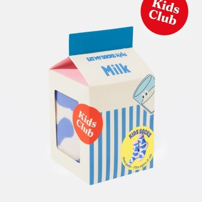 Caixa de cartão branca e azul com meias infantis Kids Socks leite e texto Kids Club