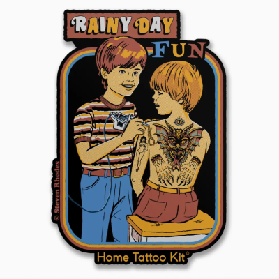 Ilustração de duas crianças com tatuagens temporárias e texto promocional de kit de tatuagens em casa.