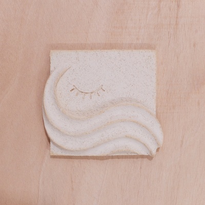 Azulejo quadrado de cerâmica com padrão de lua e olho fechado em relevo