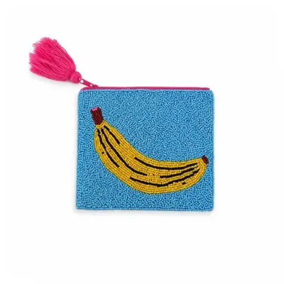 Carteira azul com desenho de banana amarela em contas e fecho rosa com tassel