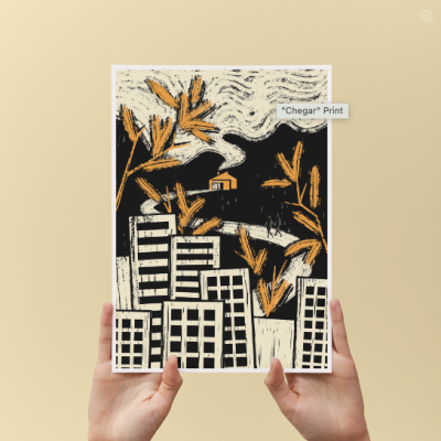 Pôster artístico 'Chegar' Print com edifícios, folhas amarelas e detalhes brancos, segurado por mãos.