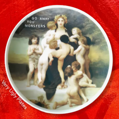 Prato redondo decorativo com design clássico e texto 'GO AWAY YOU MONSTERS'