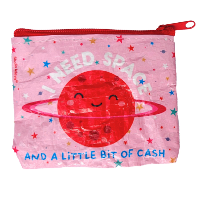 Carteira rosa com fecho vermelho, planeta sorridente e texto I NEED SPACE AND A LITTLE BIT OF CASH