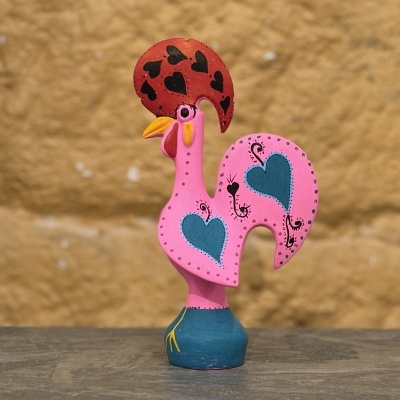 Figura decorativa de galo colorido em madeira