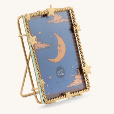 Porta-retrato dourado com estrelas e imagem da lua e nuvens