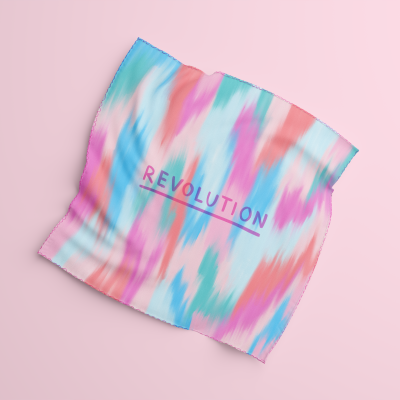 Lenço colorido com padrão abstrato e texto REVOLUTION