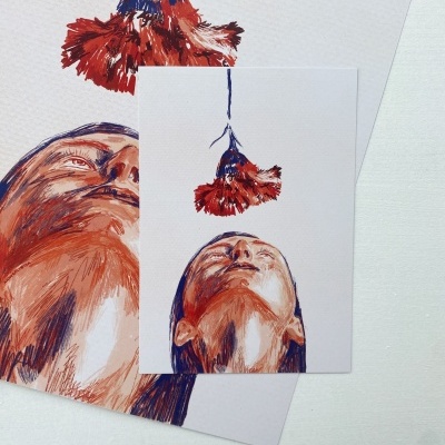 Ilustrações em papel com rosto de pessoa e flor pendurada em tons vermelhos e azul escuro