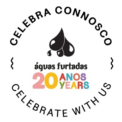Logótipo de celebração dos 20 anos da 'águas furtadas' com texto em círculo e números coloridos