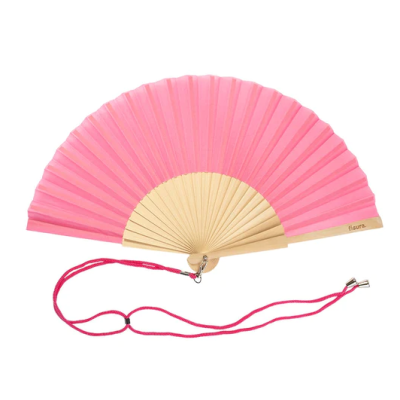 Leque rosa com estrutura de madeira clara e cordão rosa