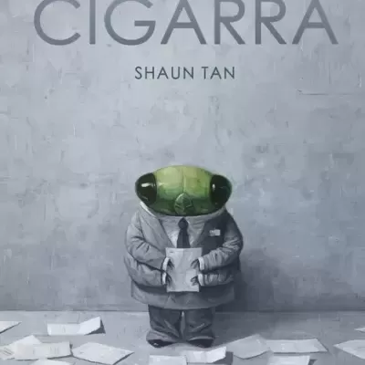 Capa do livro CIGARRA de Shaun Tan com figura com cabeça de cigarra em fato cinzento a segurar cartas