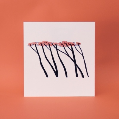 Ilustração de árvores com troncos pretos e copas rosa e cinza em papel branco