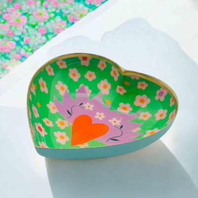 Prato decorativo em forma de coração com padrão floral e coração no centro