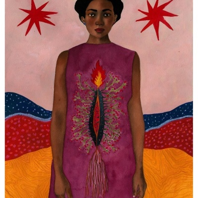 Mulher com vestido cor de vinho com padrão colorido central e estrelas vermelhas ao fundo.