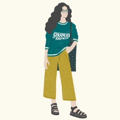 Ilustração de mulher com camisola verde 'STRANGER THINGS', calças amarelas e sandálias pretas