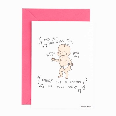 Cartão branco com desenho de bebé a dançar e texto em inglês, com envelope cor-de-rosa