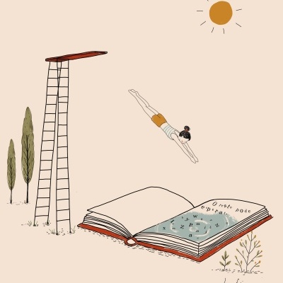 Menina a mergulhar num livro aberto com sol e árvores ao fundo