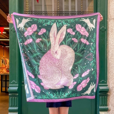 Lenço quadrado verde com coelho rosa e flores cor-de-rosa