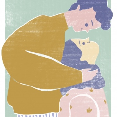 Ilustração de casal abraçado com roupa colorida em fundo verde claro