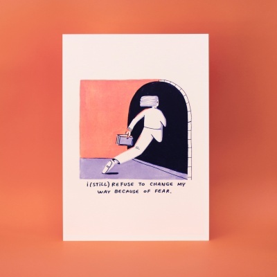 Cartão ilustrado com figura humana a sair de porta preta, texto em inglês e fundo cor-de-rosa